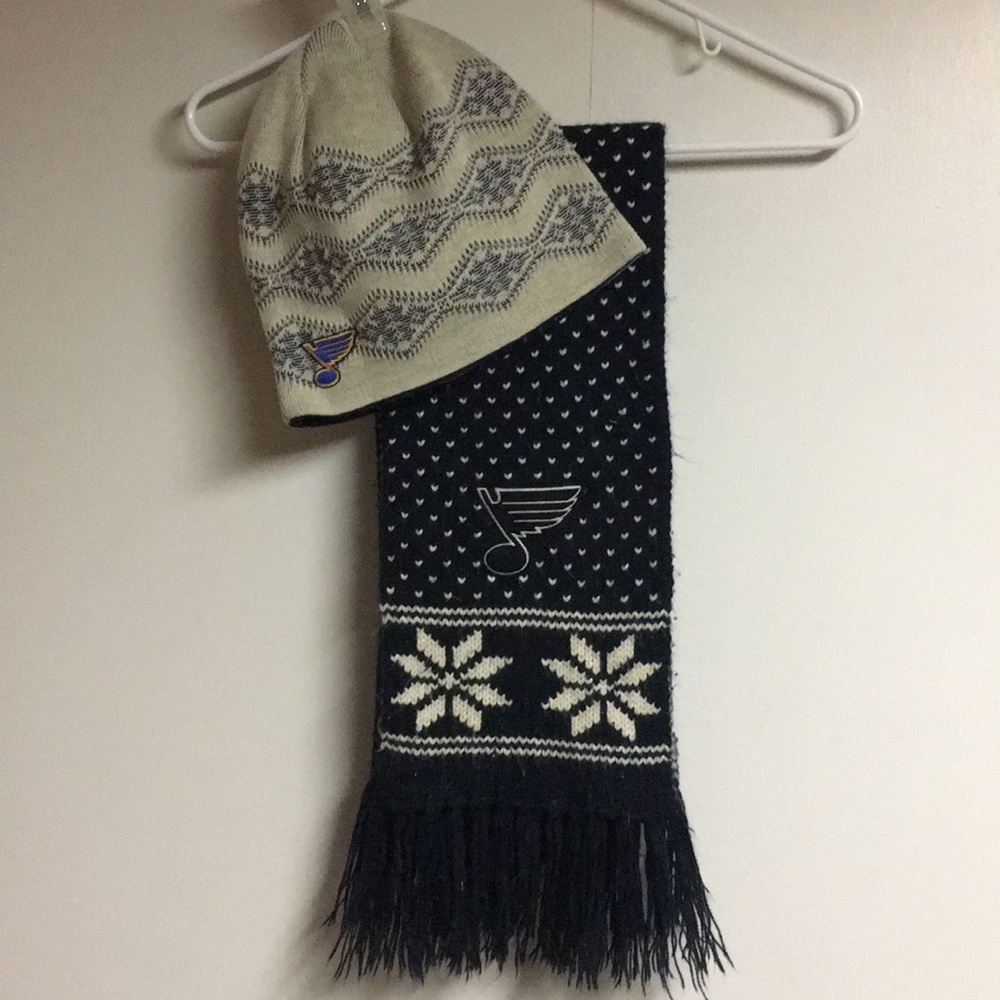 Reversible St. Louis Blues winter hat and scarf